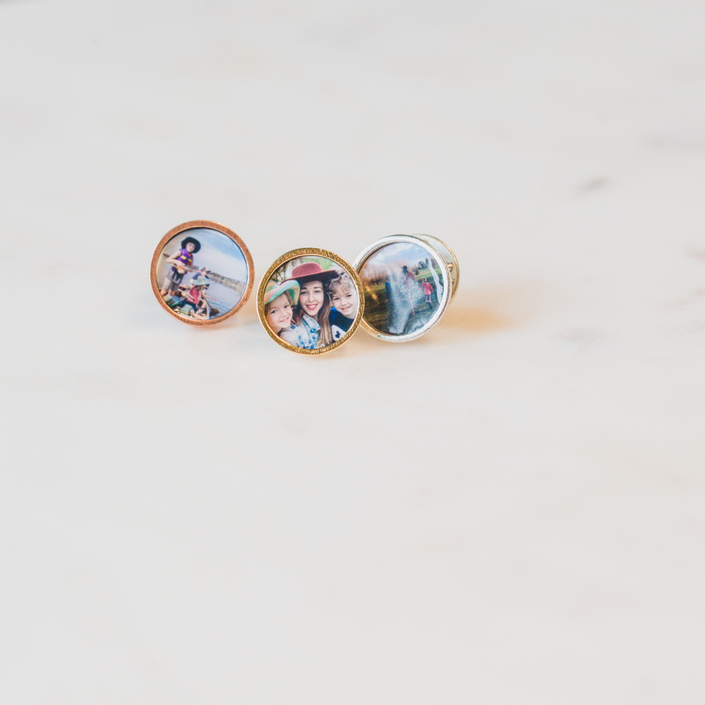lapel pin locket in gold, silver, or bronze with one picture