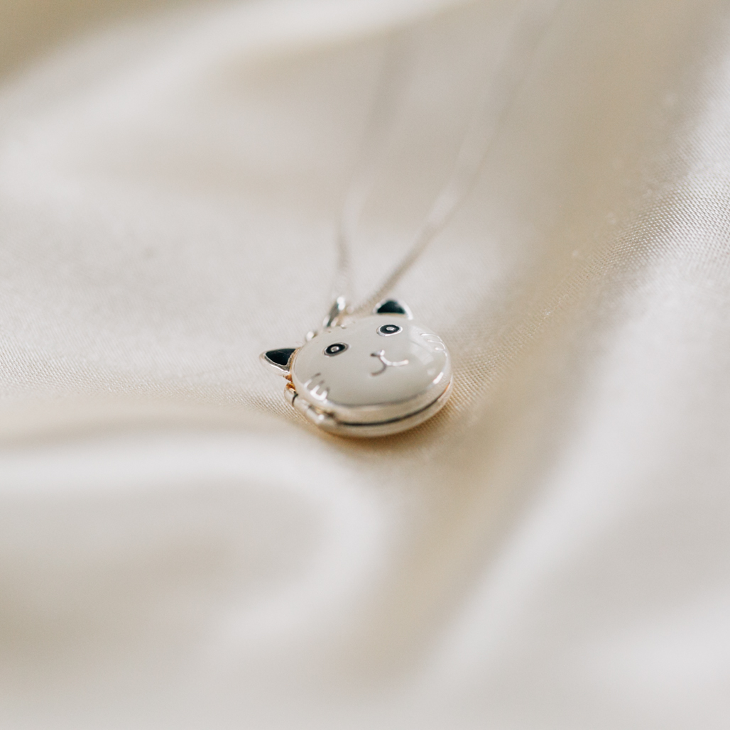 white meow meow cat locket necklace with kitty face on front