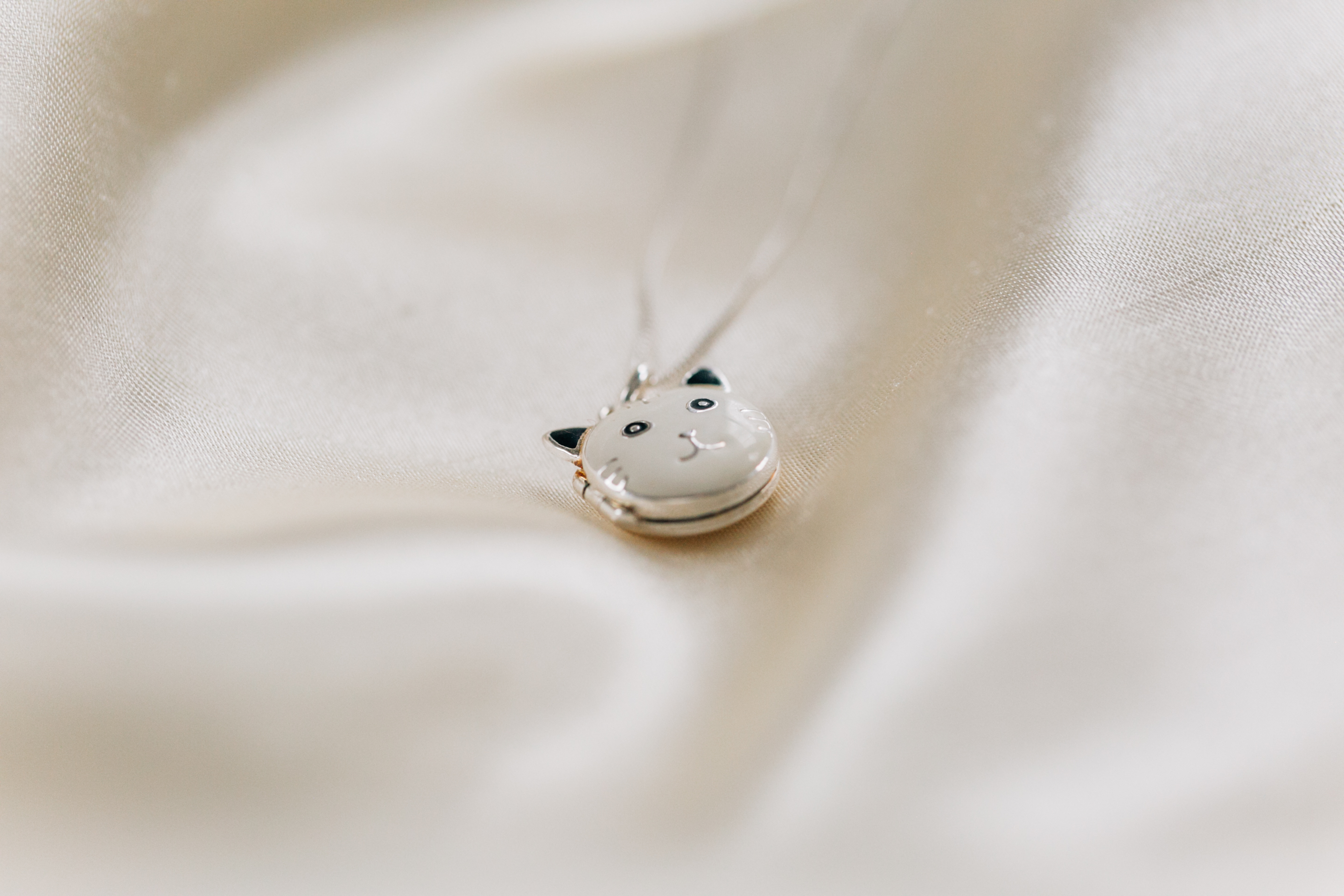 white meow meow cat locket necklace with kitty face on front